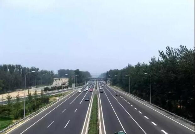 中止性踩油门的操作，能让我们在行驶时省油吗？